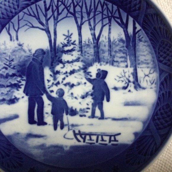 Royal Copenhagen Plate - 1979 Choosing The Christmas Tree - Denmark - Picture 3 of 7